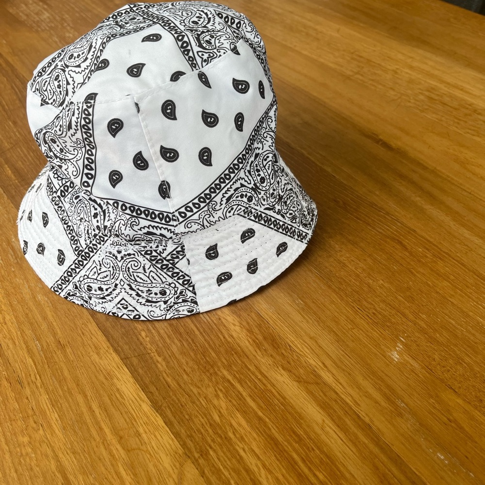 BANDANA REVERSIBLE BUCKET HAT